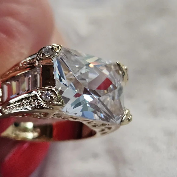 Elegant Silver Women's Ring with Clear Gemstone - Picture 12 of 14